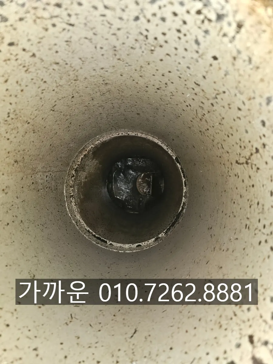 세척 후 배관 내부 — 단면이 깨끗하게 회복