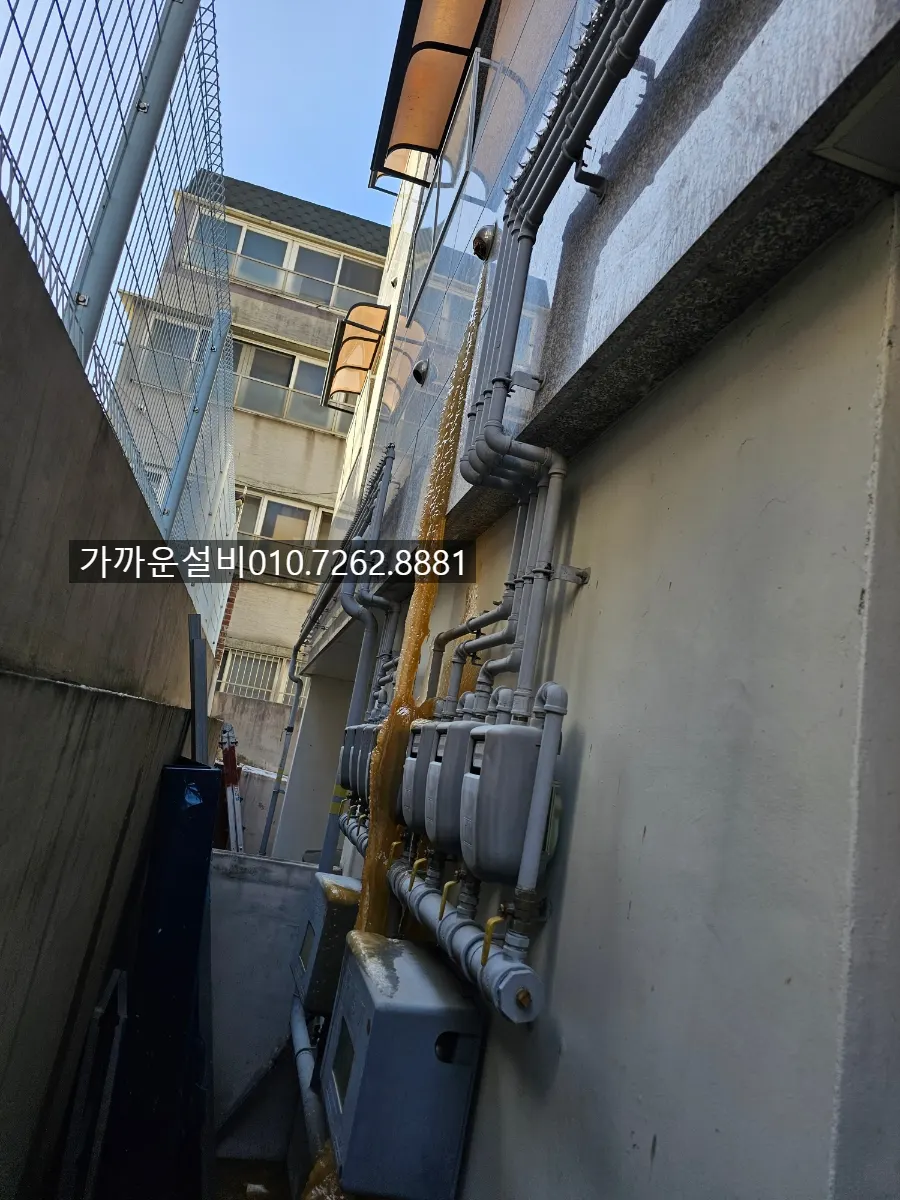 사당동 한파 동파 현장 | 얼어붙은 오수가 만든 기둥 — 해빙 작업으로 배관 보호