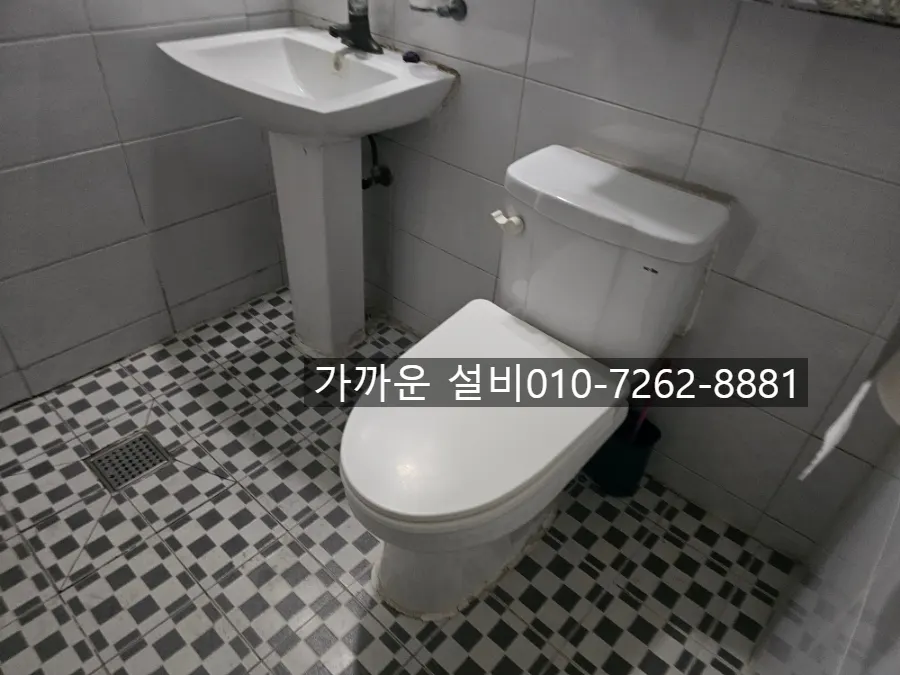 사당1동 변기 교체 과정 | 뚜껑도 잘 안 열리던 낡은 변기, 새 변기로 바꿔드렸습니다