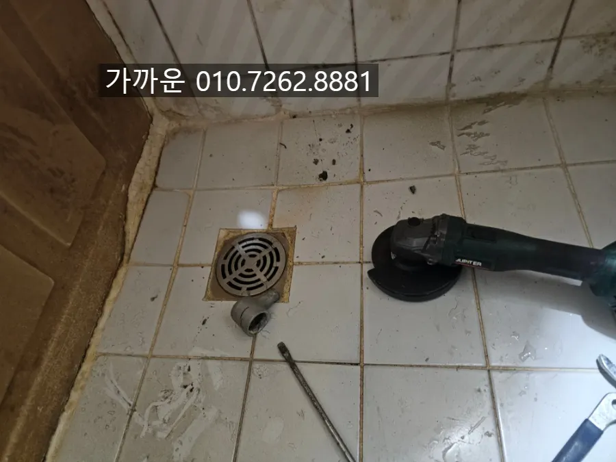삭아서 헐겁게 끼워져 있던 세면대 팝업과 트랩 부속