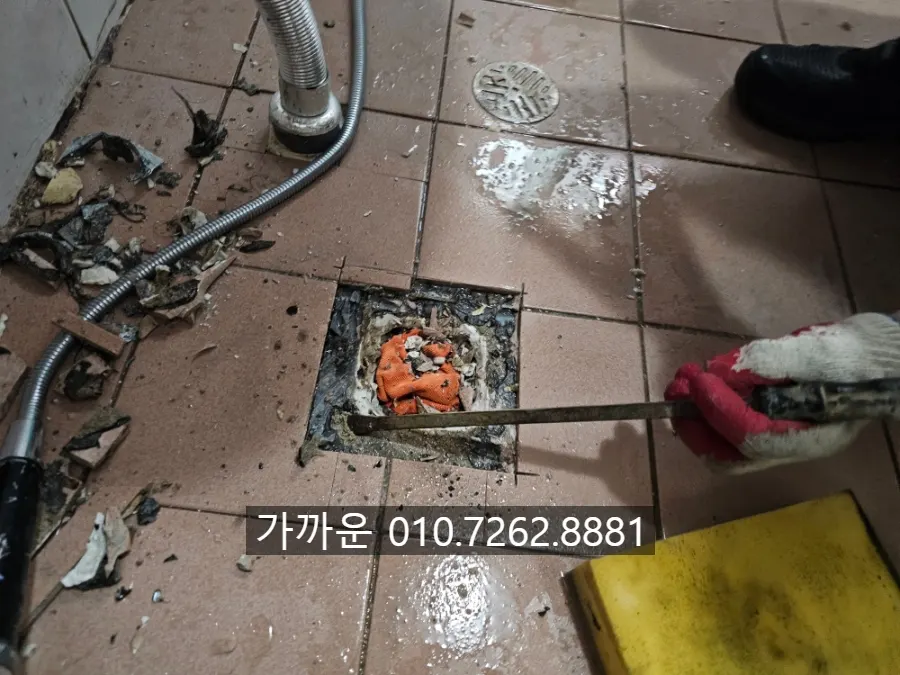 노후 유가 철거 — 타일 손상 없이 장비 각도를 조절하며 제거