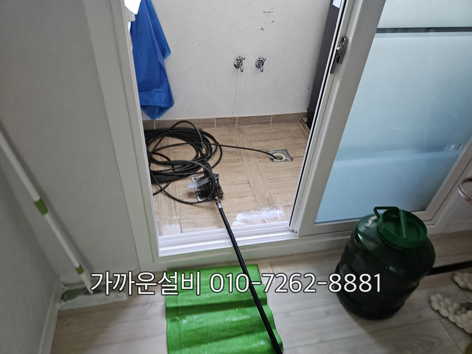 베란다 세탁실 배수구에 장비를 넣어 배관을 확인하는 작업 현장