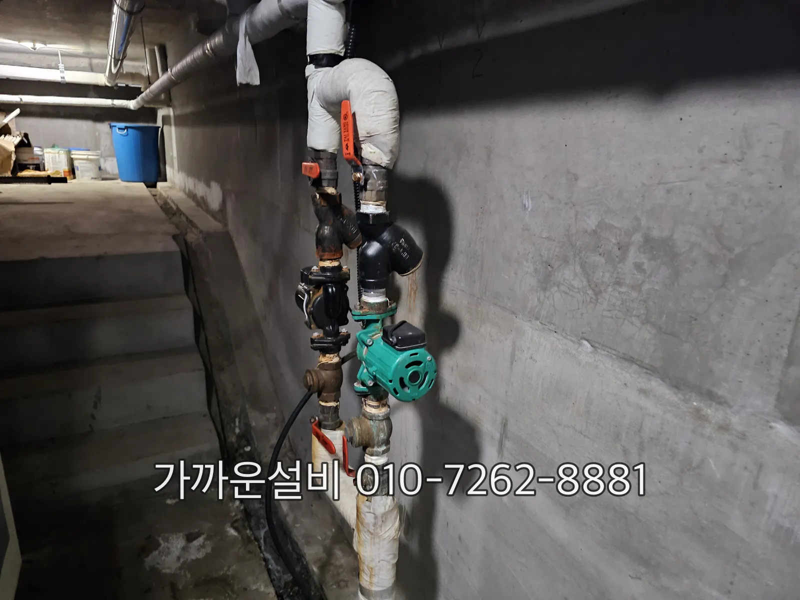 펌프 토출 배관에 설치된 체크밸브와 압력계 클로즈업