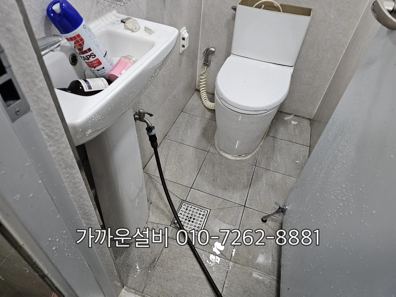 교체 설치를 마친 새 변기와 세면대 전경